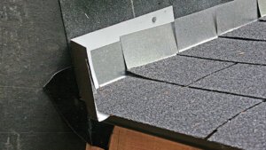 Dryflekt kick out diverter flashing